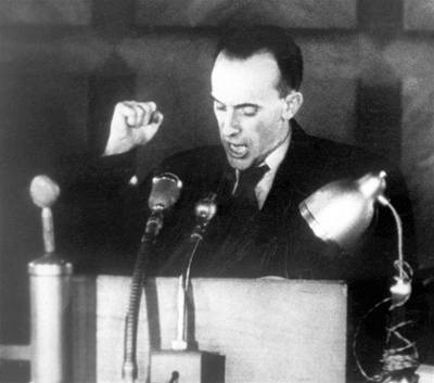 Jeho spis zmizel. Nechvaln proslulý generální prokurátor Josef Urválek na snímku z 20. listopadu 1952, kdy etl obalovací e v procesu s vedením protistátního centra vedeného Rudolfem Slánským. 