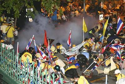Thajská opozice okupuje pi protivládních demonstracích sídlo premiéra Suntcharavede. Nkteí lidé byli zranni.