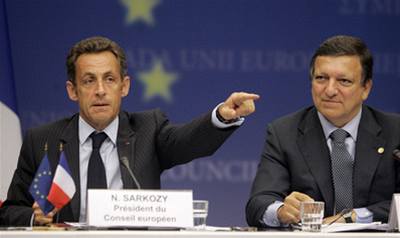 Francouzský prezident Nicolas Sarkozy (vlevo) spolu s éfem Evropské komise José Barrosem na dnením bruselském summitu k rusko-gruzínskému konfliktu.