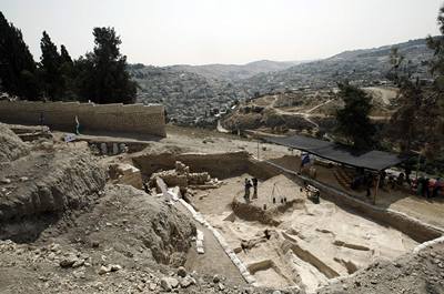 Zbytky opevnní. Archeologové zkoumají místo nálezu v jeruzalémském Starém mst, kde byly odkryty zbytky zdi pocházející z 1. století ped naím letopotem. 
