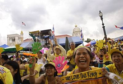 Kvli stetm mezi demonstranty musel thajský premiér vyhlásit výjimený stav.