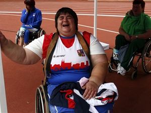 První českou vítězkou na paralympijských hrách v Pekingu se stala Eva Kacanu.