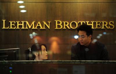 Svtové trhy okovala ádost Lehman Brothers o soudní bankrotovou ochranu ped viteli spolu s finanními potíemi obí pojiovny AIG.