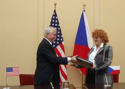 Ministi obrany eské republiky a Spojených stát Vlasta Parkanová a Robert Gates 19. záí v Londýn podepsali dohodu SOFA o podmínkách pobytu Amerian v R v souvislosti s plánovanou americkou protiraketovou základnou. 