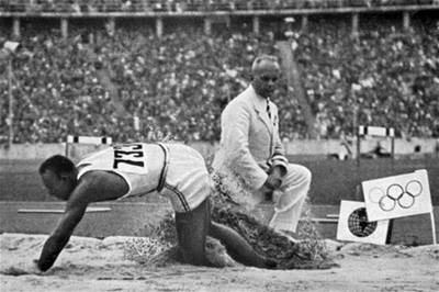 XI. OH v Berlíně v roce 1936 - Jesse Owens při vítězném olympijském závodu ve skoku dalekém. Výkonem 8,06 m vytvořil olympijský rekord.