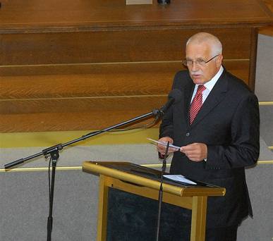 Prezident Václav Klaus na oslavě 15. výročí Ústavního soudu ČR .