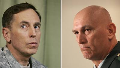 Vlevo David Petraeus, vpravo Raymond Odierno.