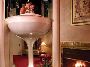 Vivka ve tvaru sklenice na ampask v hotelu Caesar.