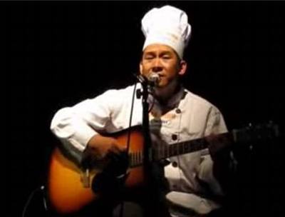 Le Quang Dao zpívá na festivalu Bezdz písniku Severní vítr.