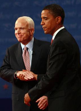 Republikánský kandidát na prezidenta John McCain (vlevo) se svým demokratickým protjkem Barackem Obamou.