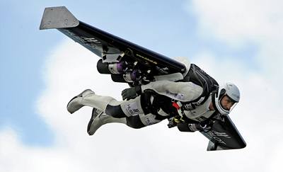 Yves Rossy peletl kanál La Manche jen s kídly na raketový pohon