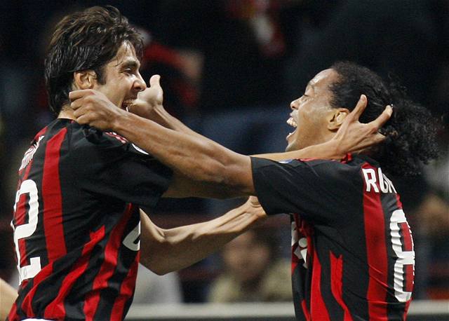 Kaká (vlevo) a Ronaldinho se radují z vítzné trefy v derby svého AC Milán s Interem.