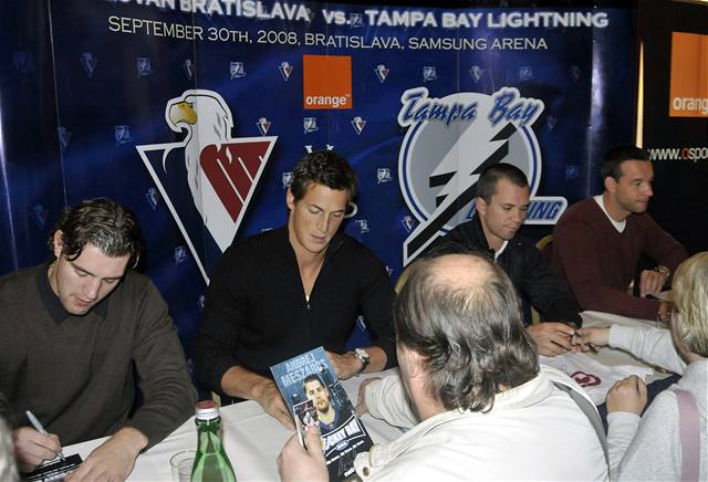 Hokejisté Tampy piletli do Bratislavy i s kapitánem Lecavalierem.