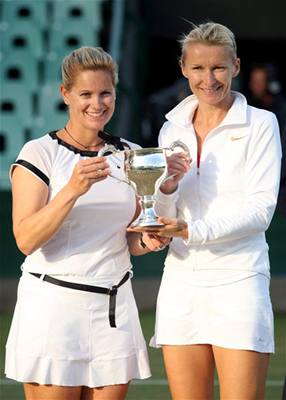 Jana Novotná (vpravo) a Kathy Rinaldiová ve Wimbledonu.