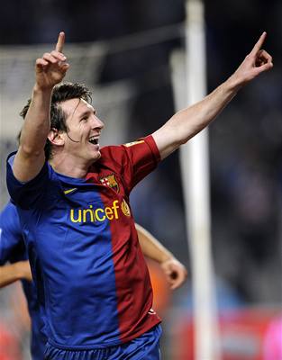 Lionel Messi se raduje z vítezného gólu v síti Espanyolu. Moná mu ale úsmv dlouho nevydrí.