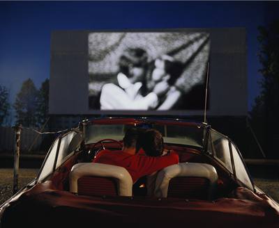 Drive-in-theatre, neboli kino, v nm nemusíte ani vystoupit z auta. Získá si americká atrakce oblibu mezi eskými diváky?