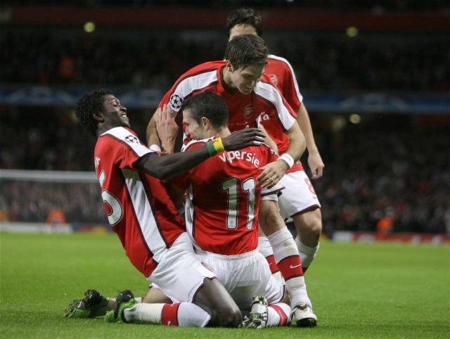 Hrái Arsenalu se radují z dalího gólu v síti FC Porto. Zleva Adebayor, Van Persie, Fabregas a Nasri.