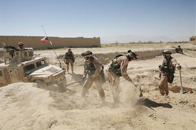 Fotograf Lidovch novin Michal Novotn jel v konvoji, na kter v afghnsk provincii Lgar zatoili neznm ozbrojenci. ei palbu optovali. Sedm z nich ale tonci zranili. (foto ped tokem)