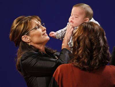 Republikánská kandidátka na viceprezidentku Sarah Palinová bere po ukonení debaty s Joe Biddenem do náruí své dít.