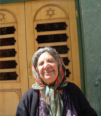 ena stojí ped synagogou v Isfahánu.