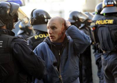 Fanou�ci Dinama Záh�eb se 2. �íjna odpoledne na Starom�stském nám�stí op�t poprali s policií. Podle o�itých sv�dk� byli t�i a� �ty�i fotbaloví fanou�ci zran�ni. Vzduchem létaly lahve. N�kolik p�íznivc� chorvatského klubu policie zatkla. 