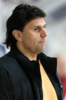 Zamylený trenér Slavie Vladimír Rika. Dnes se domluvil na spolupráci Slavie s Rangers.