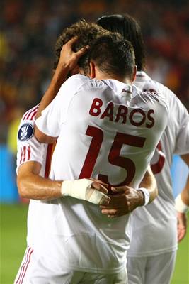 Baroš se raduje z jediné branky svého Galatasaraye v zápase s Bursasporem. Istanbul nakonec prohrál 1:2.