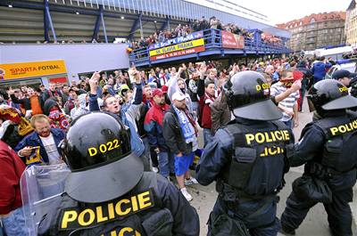 Fanouci Sparty ped derby u stadionu. Radikální píznivci Letenských se zdreli i po nm.