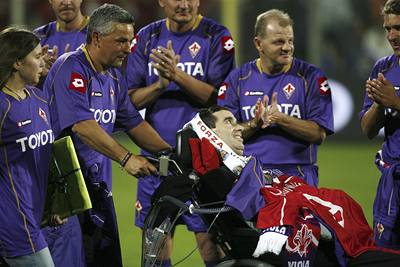 Roberto Baggio tla�í svého nemocného par�áka na vozí�ku p�i charitatním zápase.