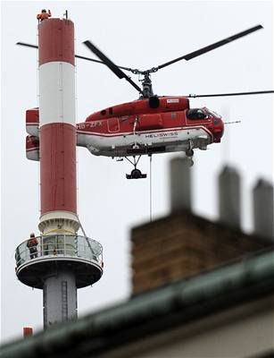 Na praském ikovském vysílai zaala 6. íjna výmna anténního systému pomocí vrtulníku. 