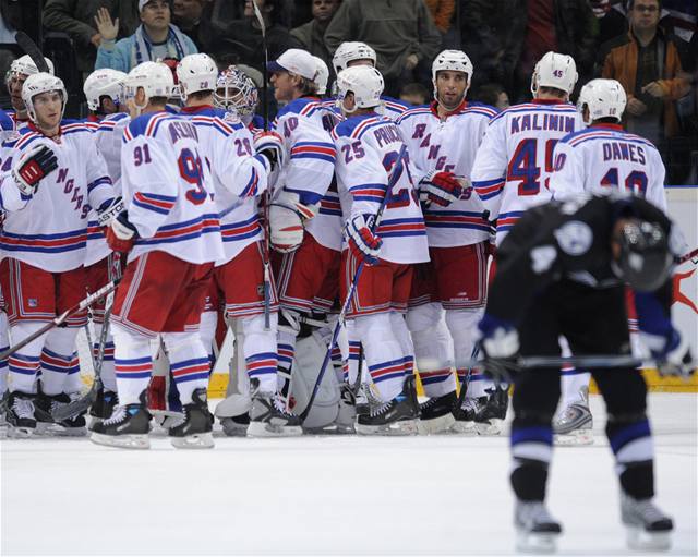 Hrái Rangers se radují z první výhry v sezón, v popedí zklamaný kapitán Tampy Vincent Lecavalier.
