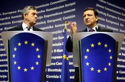 Gordon Brown a José Manuel Barroso (vpravo) pi zahájení summitu.