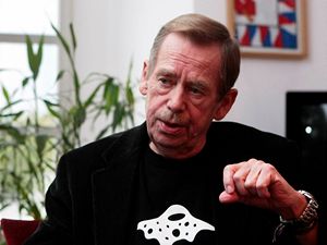 Exprezident Vclav Havel v triku na podporu projektu Nrodn knihovny od architekta Kaplickho z Future Systems, tzv. chobotnice.