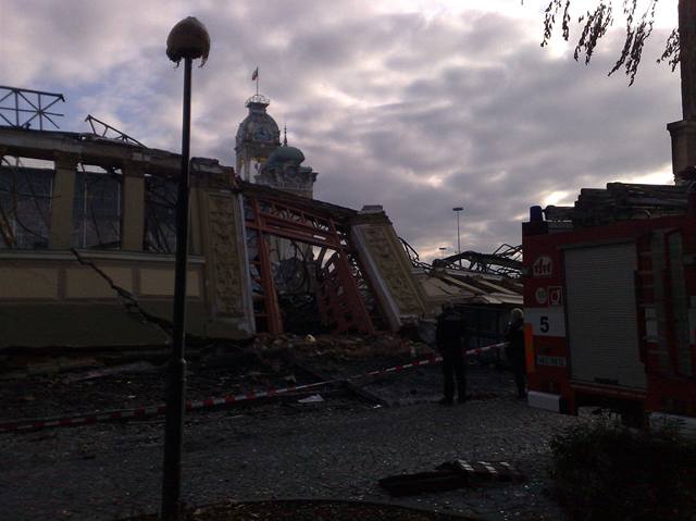 Levé kídlo Prmyslového paláce poár zcela zniil.