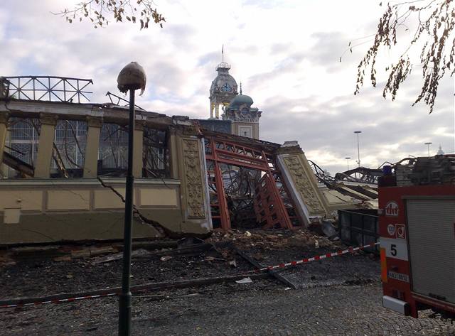 Levé kídlo Prmyslového paláce poár zcela zniil.