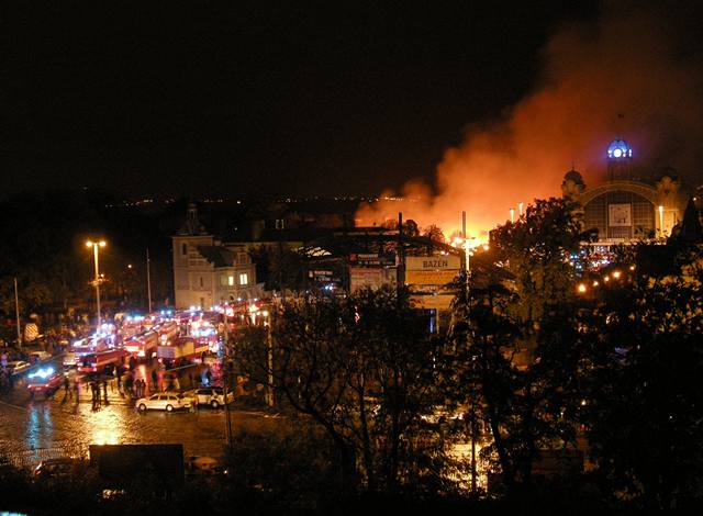 V Prmyslovém paláci na holeovickém výstaviti propukl 16. íjna veer poár.