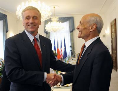 Premiér Mirek Topolánek (vlevo) pijal 27. íjna v Praze amerického ministra vnitní bezpenosti Michaela Chertoffa. Tématem setkání bylo zaazení eska do Visa Waiver Programu. 