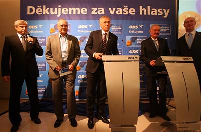 Premiér a pedseda obanských demokrat na tiskové konferenci k senátním volbám.