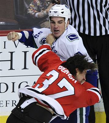 Zápas NHL Chicaga s Vancouverem okoenila bitka domácího Burishe a O´Briena z týmu "kosatek".