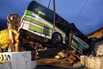 Trosky autobusu, ve kterém zahynuli fanoušci Juventusu.