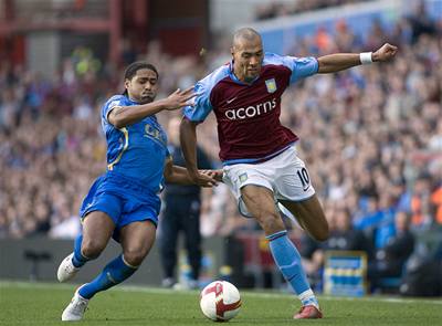 Carew v zápase s Portsmouthem. 