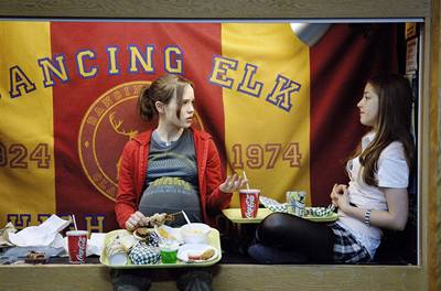 Lekce ze ivota. Pedstavitelka hlavní role Ellen Pageová (vlevo) zametá nedostatky scénáe pod koberec. Film Juno je skoro celý její.