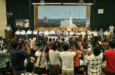Konec naptí. Zástupci Indické organizace pro výzkum vesmíru (ISRO) komentují národní úspch Indie - úspný start msíní druice.