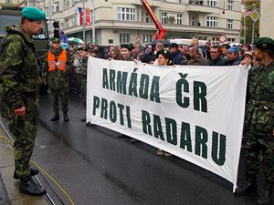 Pedstavitel hnut Greenpeace (vpravo), obleen ve vojenskm boru, dr transparent s npisem "Armda R proti radaru", kter rozvinuli 28. jna v Praze na slavnostn vojensk pehldce. 