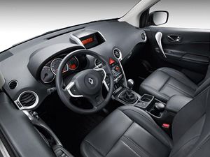 Interi�r renaultu je vzdu�n�, prostorn� a praktick�. Jen n�kter� plasty p�sob� mo�n� trochu lacin�ji.