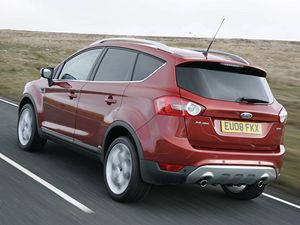 V�ko prostoru pro zavazadla je nad registra�n� zna�kou rozd�leno na dv� ��sti. Ob� se otev�raj� nahoru.