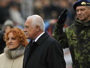 Vclav Klaus s ministryn obrany Vlastou Parkanovou na zahjen pehldky