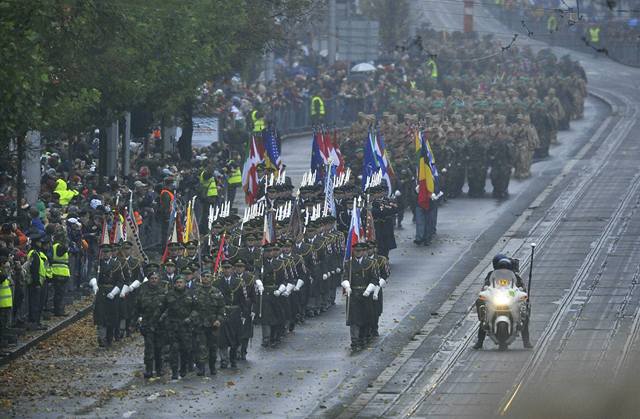 Slavnostní vojenská pehlídka se koná u píleitosti oslav 90. výroí vzniku eskoslovenska