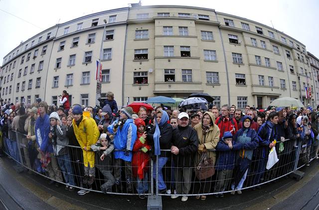 Lidé sledují vojenskou pehlídku, která se konala 28. íjna v Praze