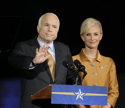 John McCain gratuluje Obamovi k vtzstv.